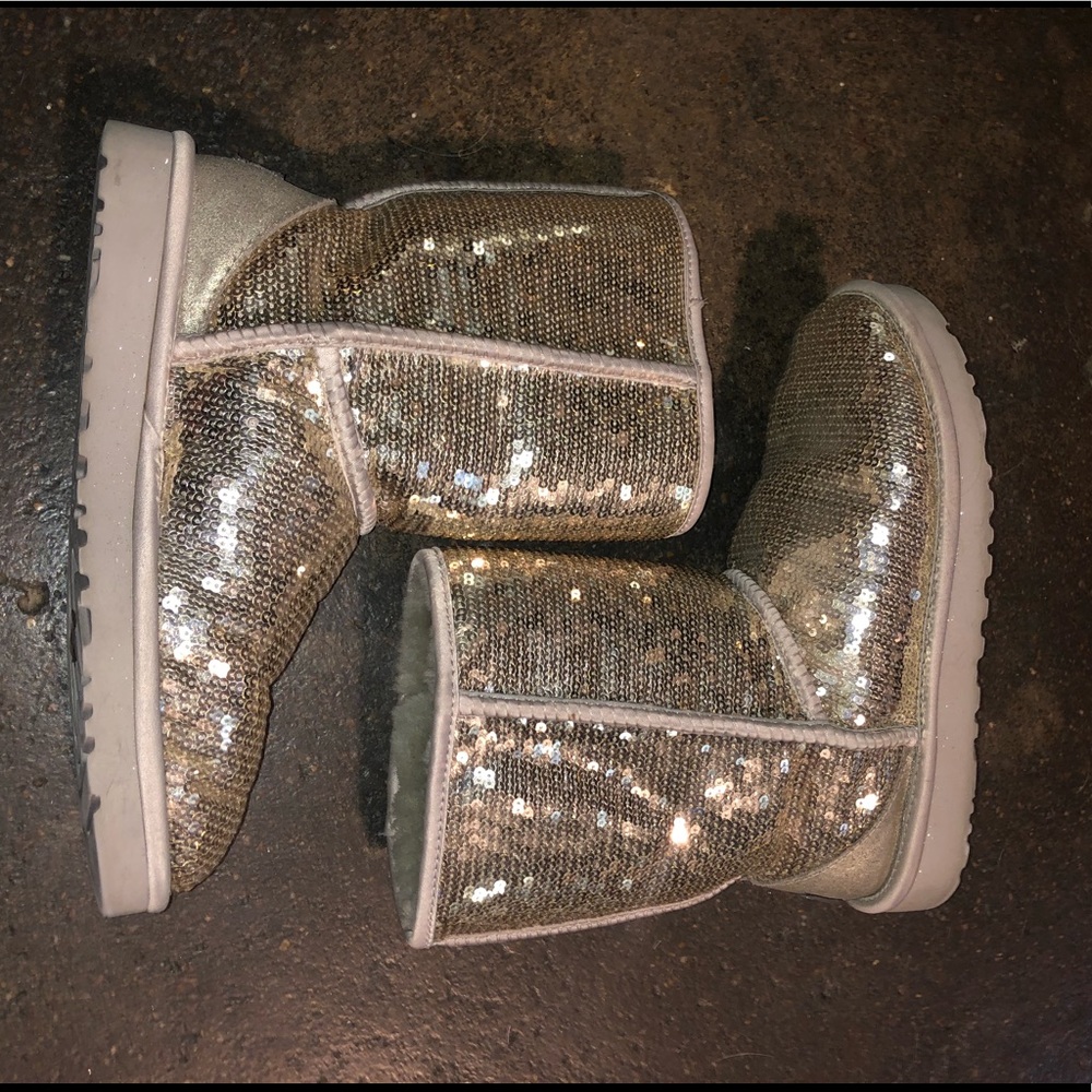 🚫 SOLD 🚫 Silver Sequin Uggs